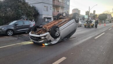 Sandero capota após bater em dois carros estacionados na Rua Presidente Kennedy
