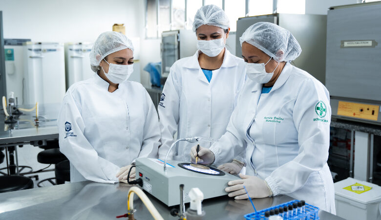 Os alunos da graduação em Biomedicina da Unifor têm à disposição uma infraestrutura de excelência para vivências práticas e de desenvolvimento de pesquisas (Foto: Gabriel Rissi)