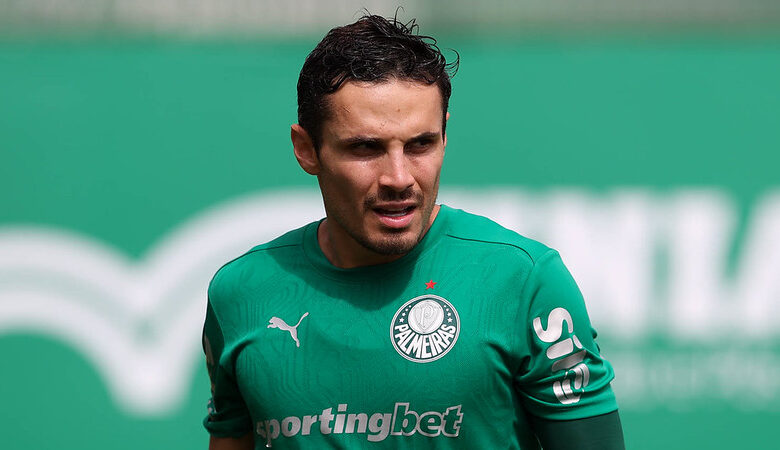 "Supresa" no Palmeiras, Veiga participa de 1º gol no Brasileiro