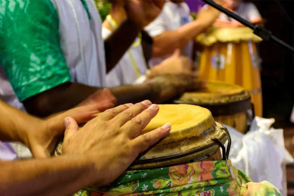 Pessoa tocando atabaque.