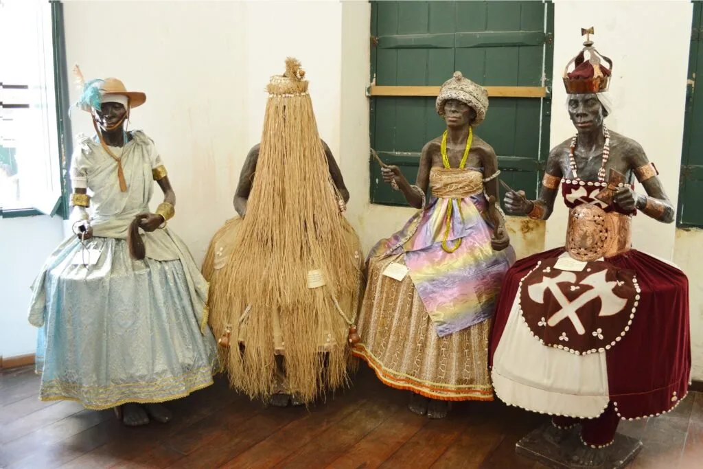 Representações de orixás.