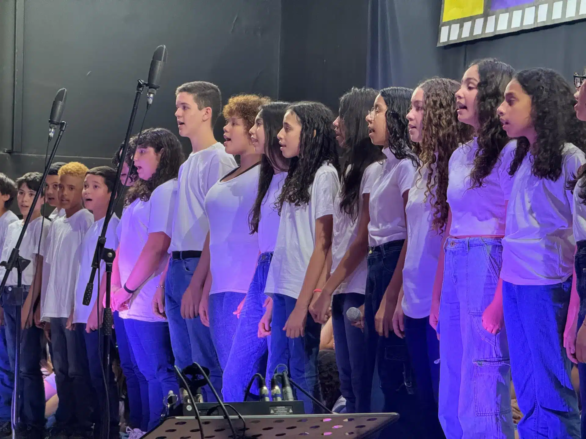 Coral jovem da cidade faz apresentação no Teatro Paulo Freire