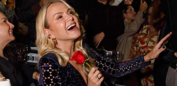 Eliana ganhou rosa em show de Roberto Carlos