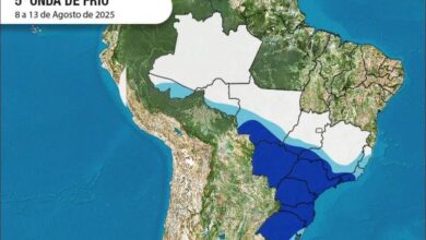 O mapa mostra a 5ª onda de frio na América do Sul, destacando as áreas afetadas. As regiões em azul representam as áreas com frio intenso, enquanto as áreas em branco indicam regiões sem frio significativo. A data mencionada é de 1 a 13 de agosto de 2023.