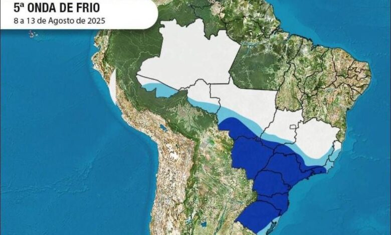O mapa mostra a 5ª onda de frio na América do Sul, destacando as áreas afetadas. As regiões em azul representam as áreas com frio intenso, enquanto as áreas em branco indicam regiões sem frio significativo. A data mencionada é de 1 a 13 de agosto de 2023.