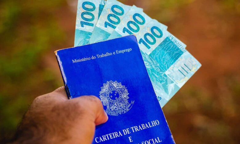 Governo reajusta salário mínimo para 2025; veja novo valor -