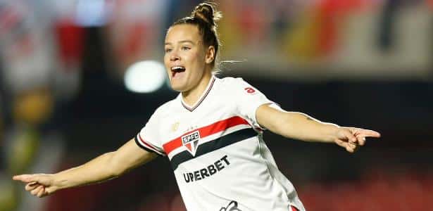 Giovanna Crivelari, atacante do São Paulo, celebra gol sobre a Ferroviária, no Brasileirão Feminino